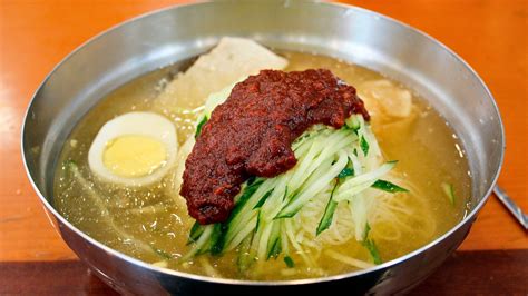   ミルミョン！冷たい麺とピリ辛の旨みが絶妙に調和した韓国料理の代表格